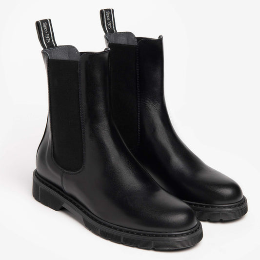 Scopri gli stivaletti NeroGiardini donna I205990D-100 in pelle nera, Made in Italy, comodi e versatili. Acquista online o da Toma Calzature a Grottammare