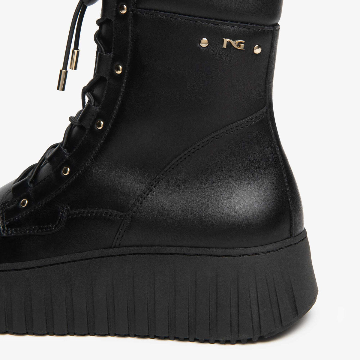 Scopri l'anfibio NeroGiardini donna I618123D-100 in pelle nera Made in Italy, con zip e suola platform. Acquista online da Toma Calzature.