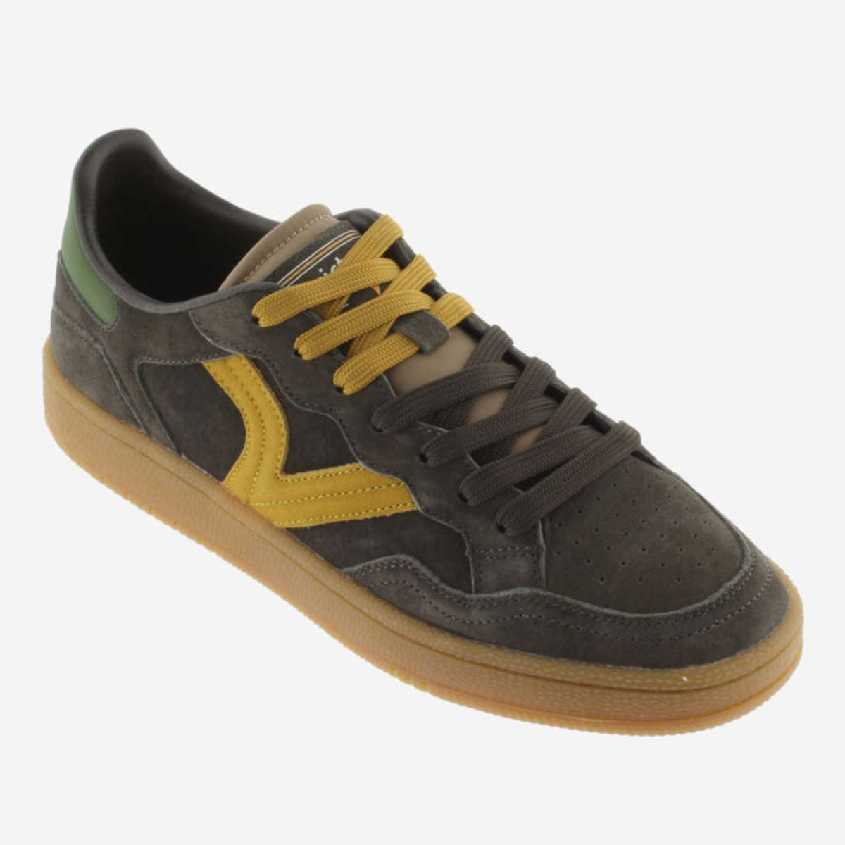 Scopri le sneakers Victoria Smash 8806120 uomo marroni in camoscio, con soletta estraibile e suola in gomma. Acquista online da Toma Calzature