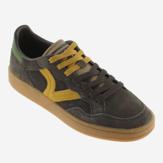 Scopri le sneakers Victoria Smash 8806120 uomo marroni in camoscio, con soletta estraibile e suola in gomma. Acquista online da Toma Calzature