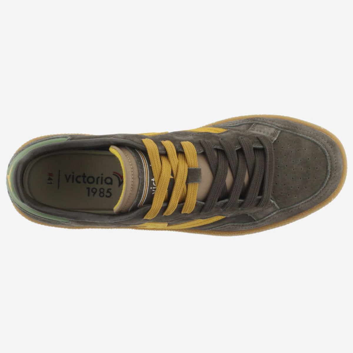 Scopri le sneakers Victoria Smash 8806120 uomo marroni in camoscio, con soletta estraibile e suola in gomma. Acquista online da Toma Calzature
