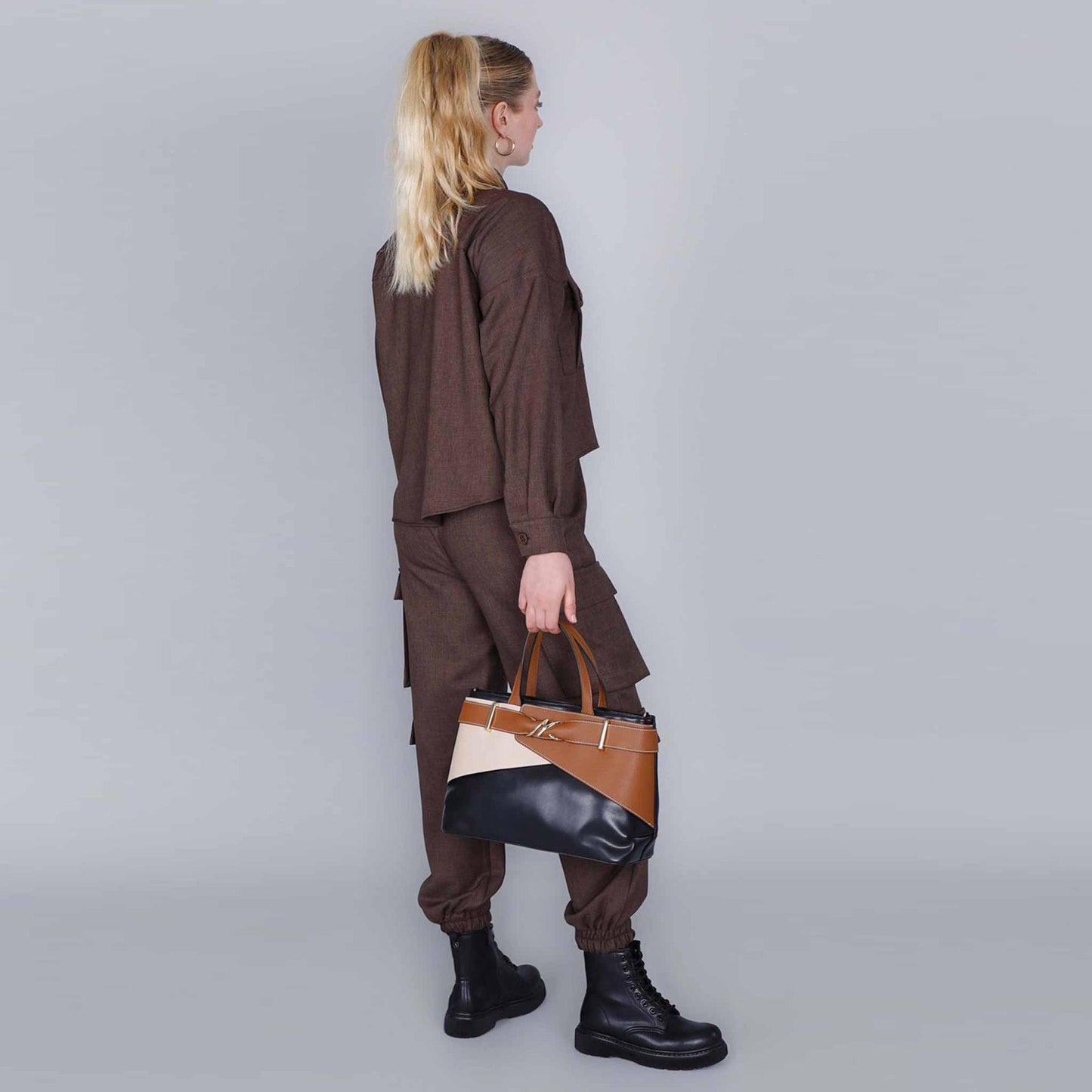 Borsa a mano CafèNoir WG0918 con accessorio in metallo sul passante multicolor