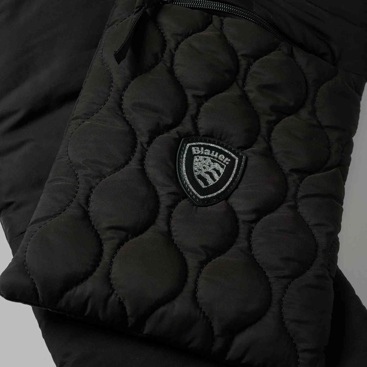 Sciarpa imbottita Blauer SCARF01 donna nera con tasca zip – fotografia 2 di 3