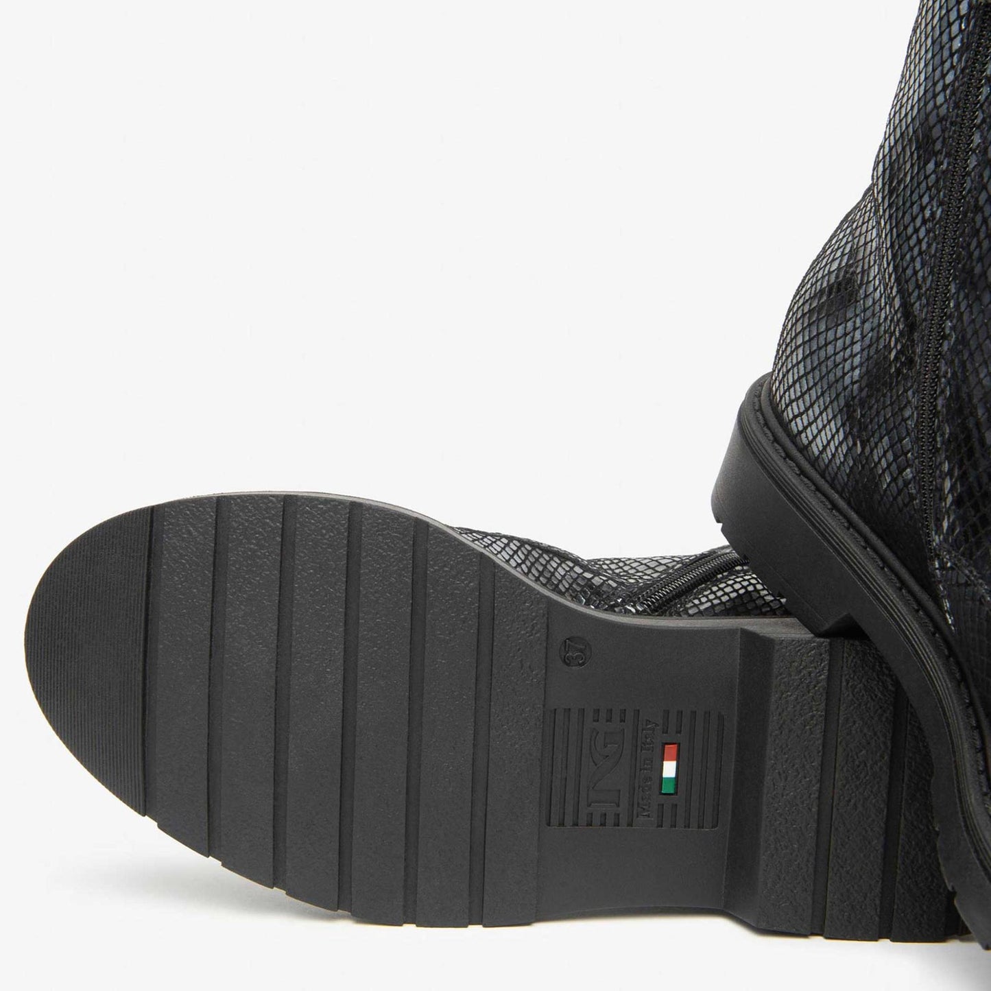 Anfibi NeroGiardini I513946D-712 I513946 3946 in pelle