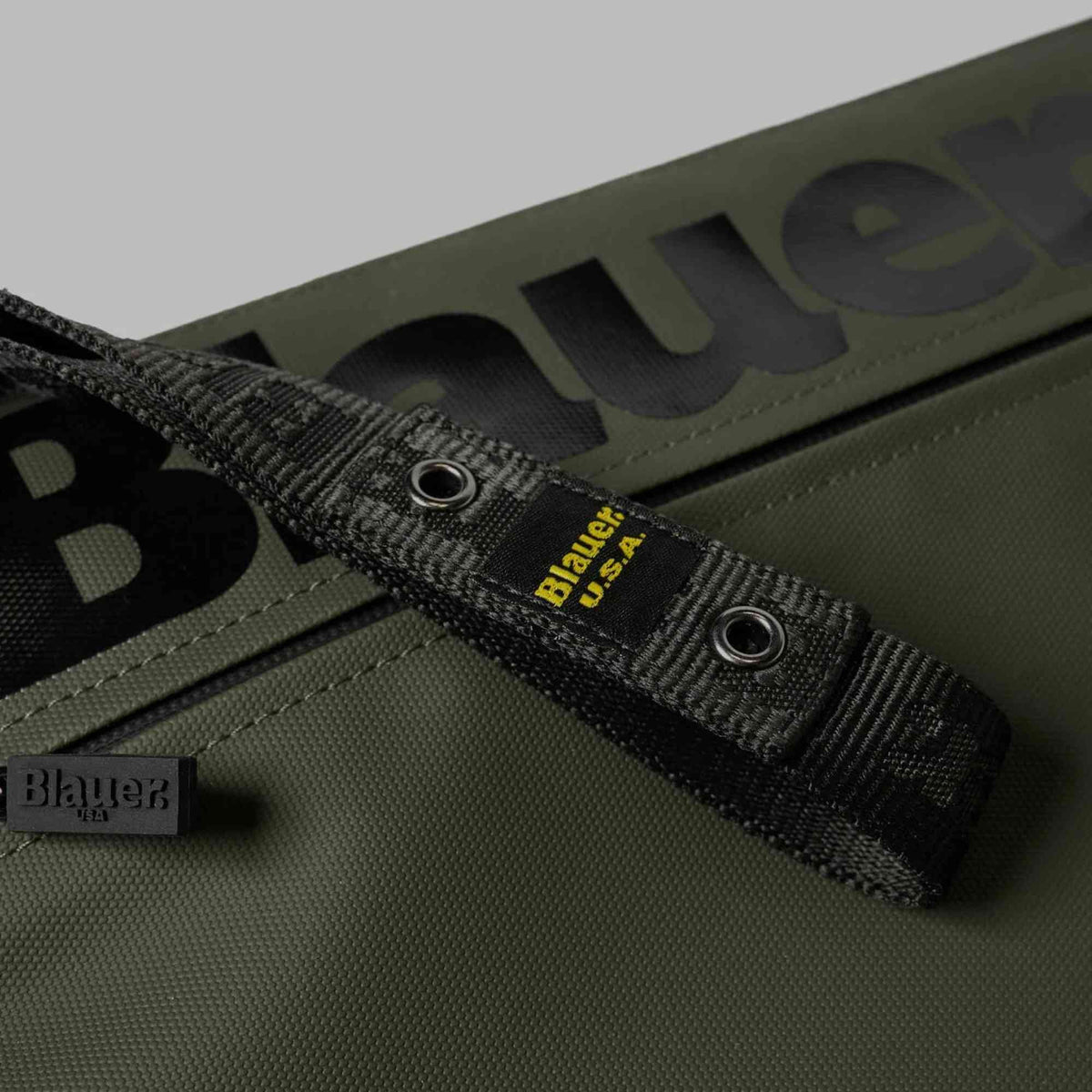 Dettaglio pochette Blauer CONEY03 verde oliva con laccetto da polso
