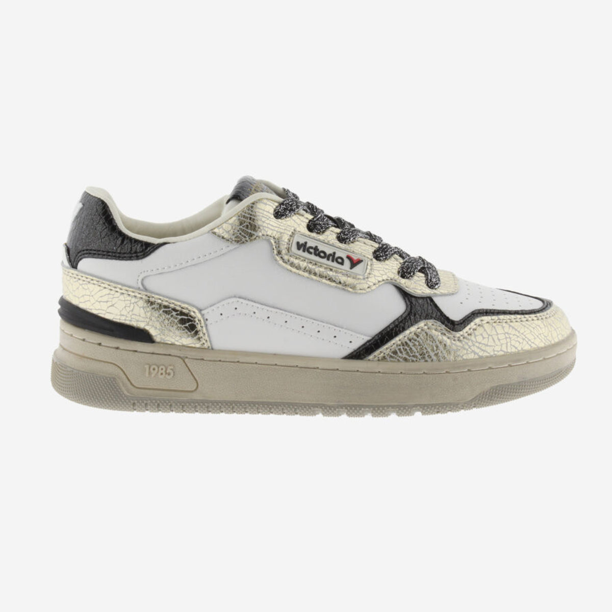 Scopri le sneakers Victoria C80 Metal 8800127 donna in pelle bianca con dettagli oro metallizzati. Acquista online da Toma Calzature a Grottammare.