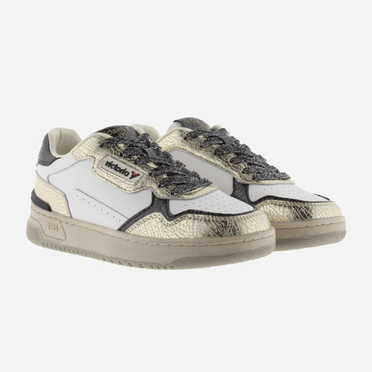 Scopri le sneakers Victoria C80 Metal 8800127 donna in pelle bianca con dettagli oro metallizzati. Acquista online da Toma Calzature a Grottammare.