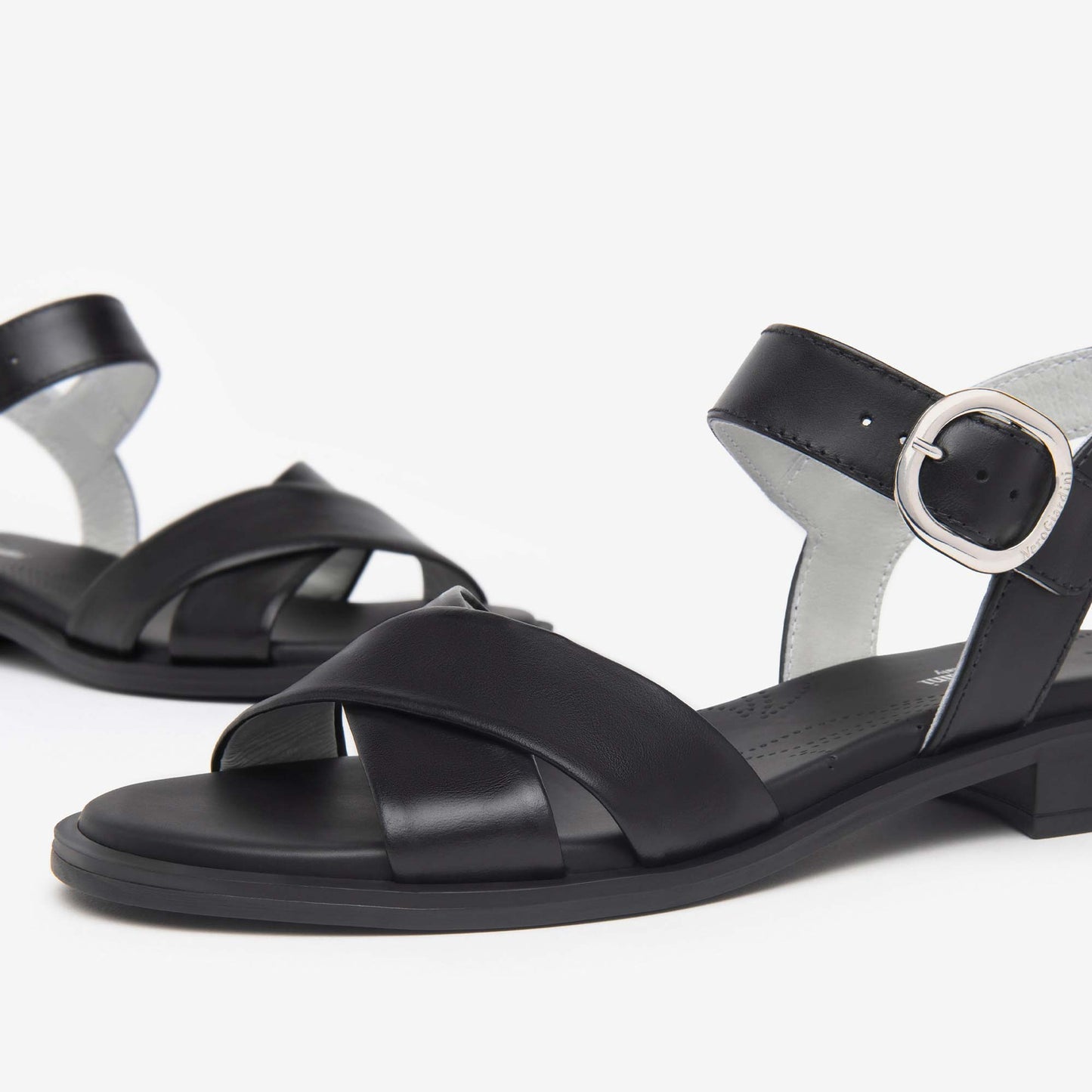 Sandali Nero Giardini Donna Tacco Basso in Pelle Nera | E513400D-100