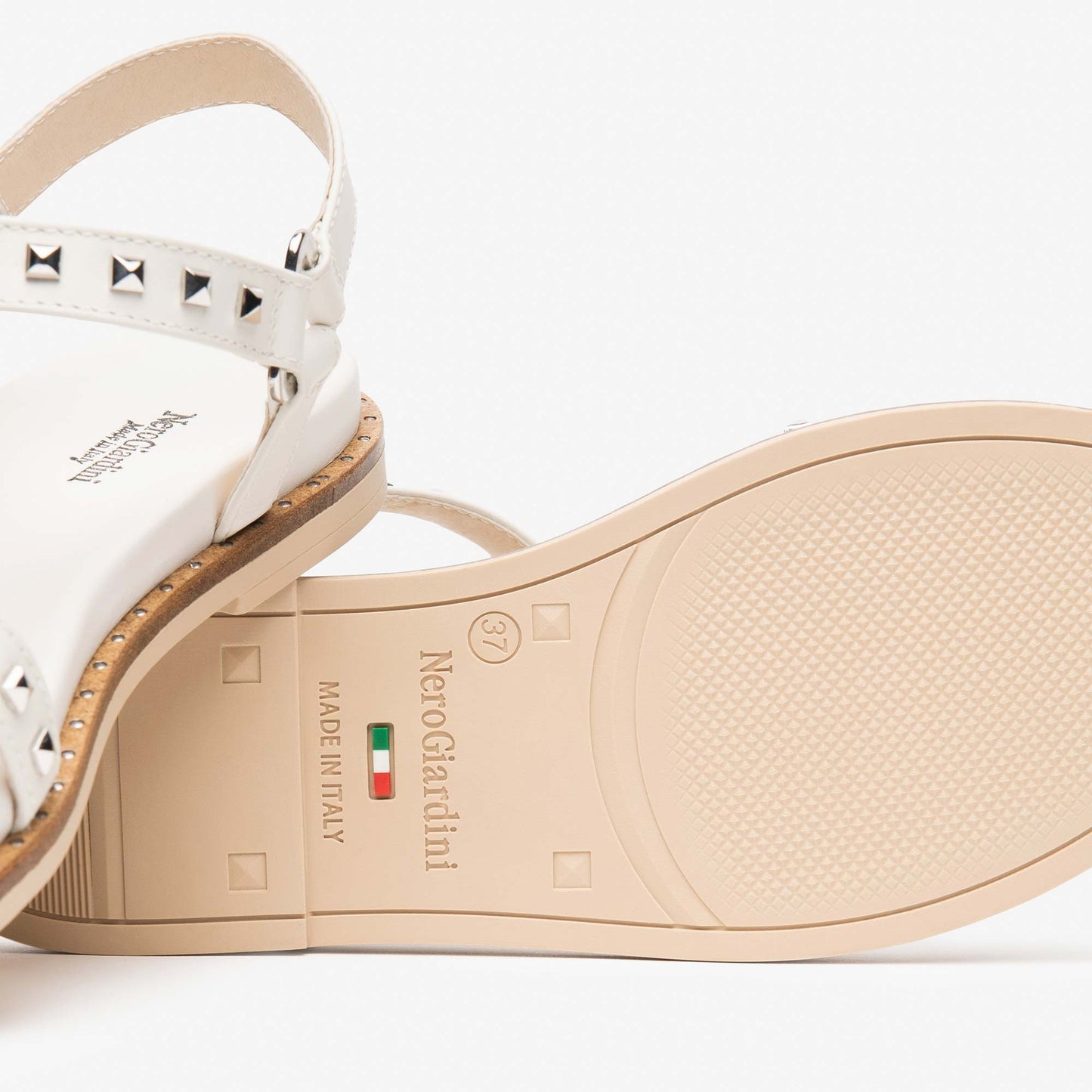 Sandali Nero Giardini Donna in Pelle Bianca con borchie | Tacco Flat E615921D-713