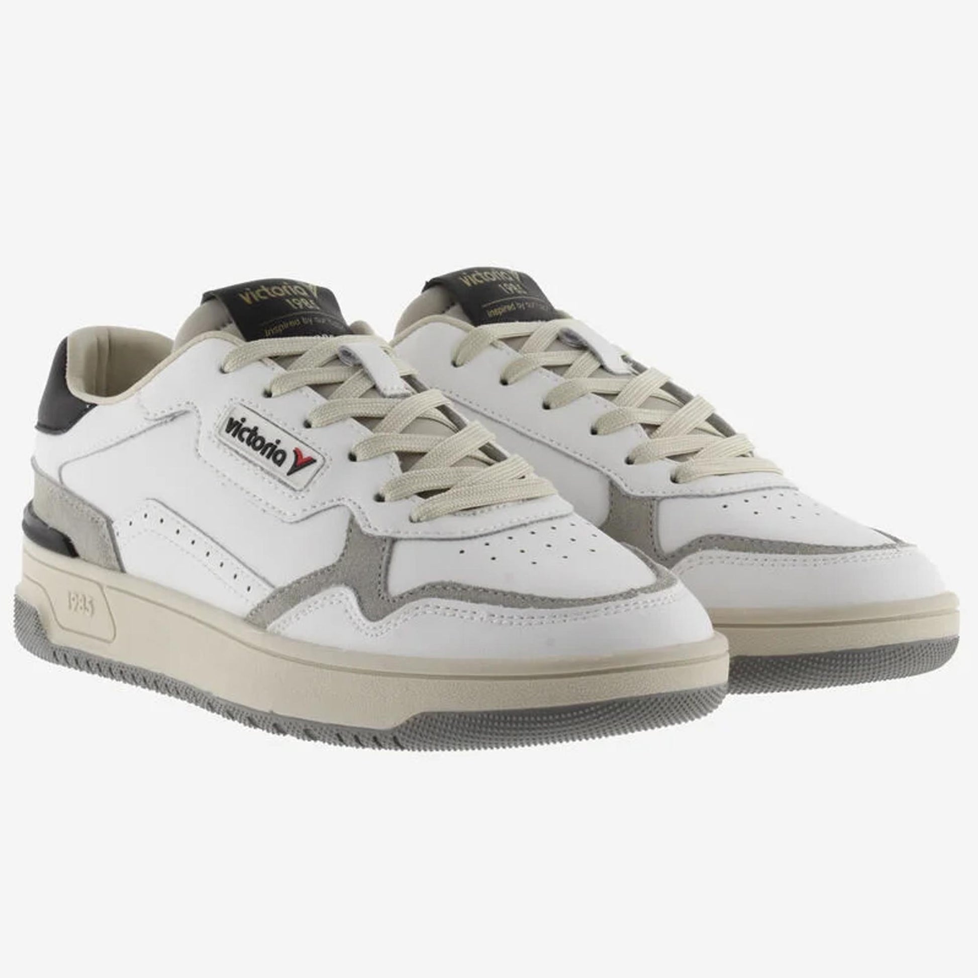 Acquista Victoria C80 Classic 8800119 bianco nero: sneakers unisex in pelle dal design rétro, comode e versatili. Scopri taglie e spedizione Toma Calzature