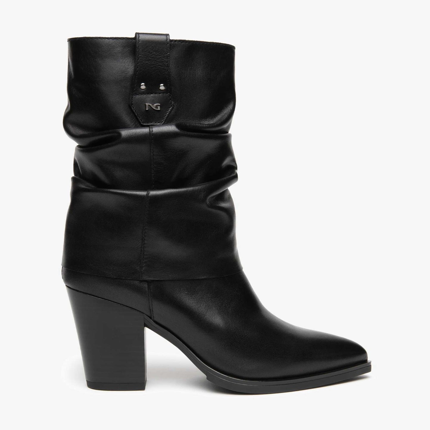 Acquista gli stivali NeroGiardini donna I617146D-100 in pelle nera Made in Italy, tacco 7 cm. Scopri la nuova collezione da Toma Calzature.