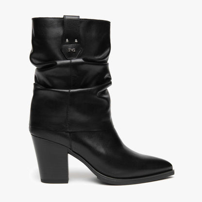 Acquista gli stivali NeroGiardini donna I617146D-100 in pelle nera Made in Italy, tacco 7 cm. Scopri la nuova collezione da Toma Calzature.