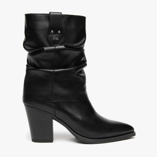 Acquista gli stivali NeroGiardini donna I617146D-100 in pelle nera Made in Italy, tacco 7 cm. Scopri la nuova collezione da Toma Calzature.
