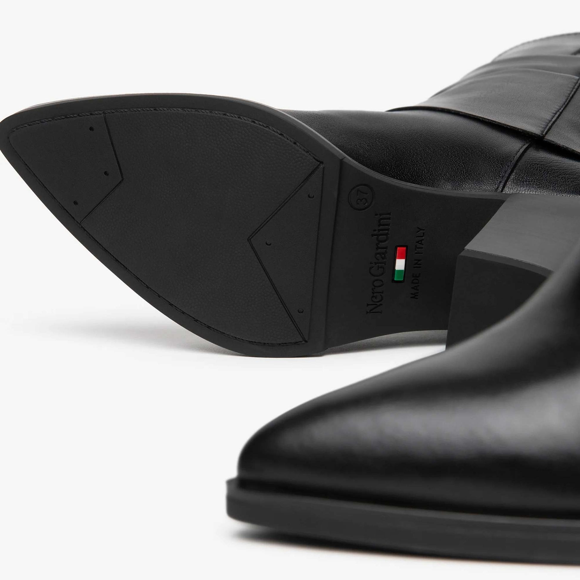 Acquista gli stivali NeroGiardini donna I617146D-100 in pelle nera Made in Italy, tacco 7 cm. Scopri la nuova collezione da Toma Calzature.