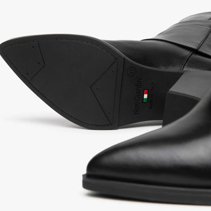 Acquista gli stivali NeroGiardini donna I617146D-100 in pelle nera Made in Italy, tacco 7 cm. Scopri la nuova collezione da Toma Calzature.