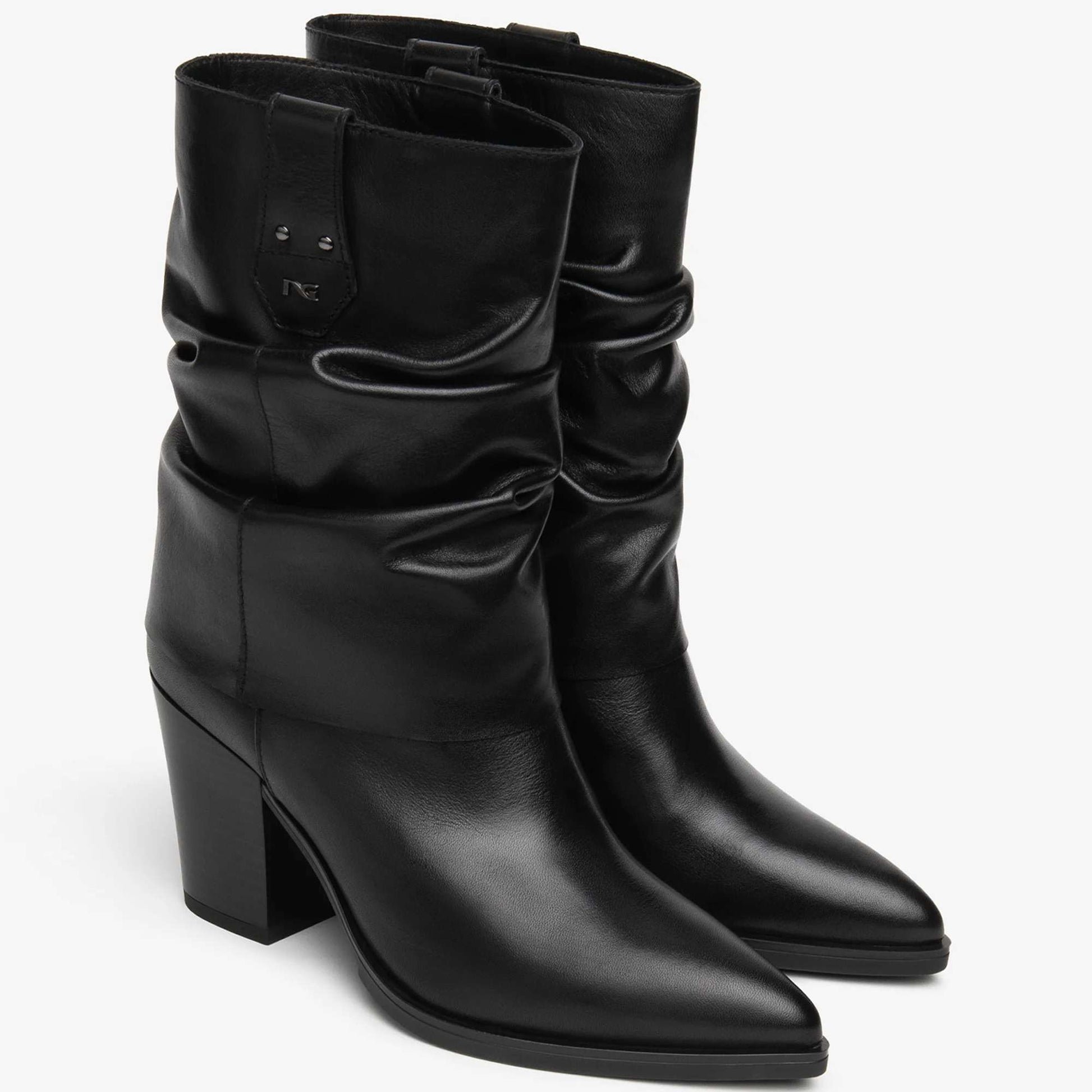 Acquista gli stivali NeroGiardini donna I617146D-100 in pelle nera Made in Italy, tacco 7 cm. Scopri la nuova collezione da Toma Calzature.