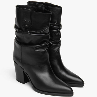 Acquista gli stivali NeroGiardini donna I617146D-100 in pelle nera Made in Italy, tacco 7 cm. Scopri la nuova collezione da Toma Calzature.