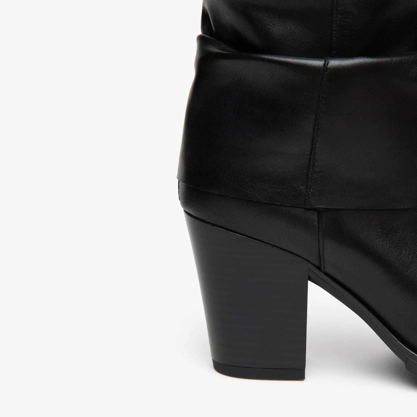 Acquista gli stivali NeroGiardini donna I617146D-100 in pelle nera Made in Italy, tacco 7 cm. Scopri la nuova collezione da Toma Calzature.
