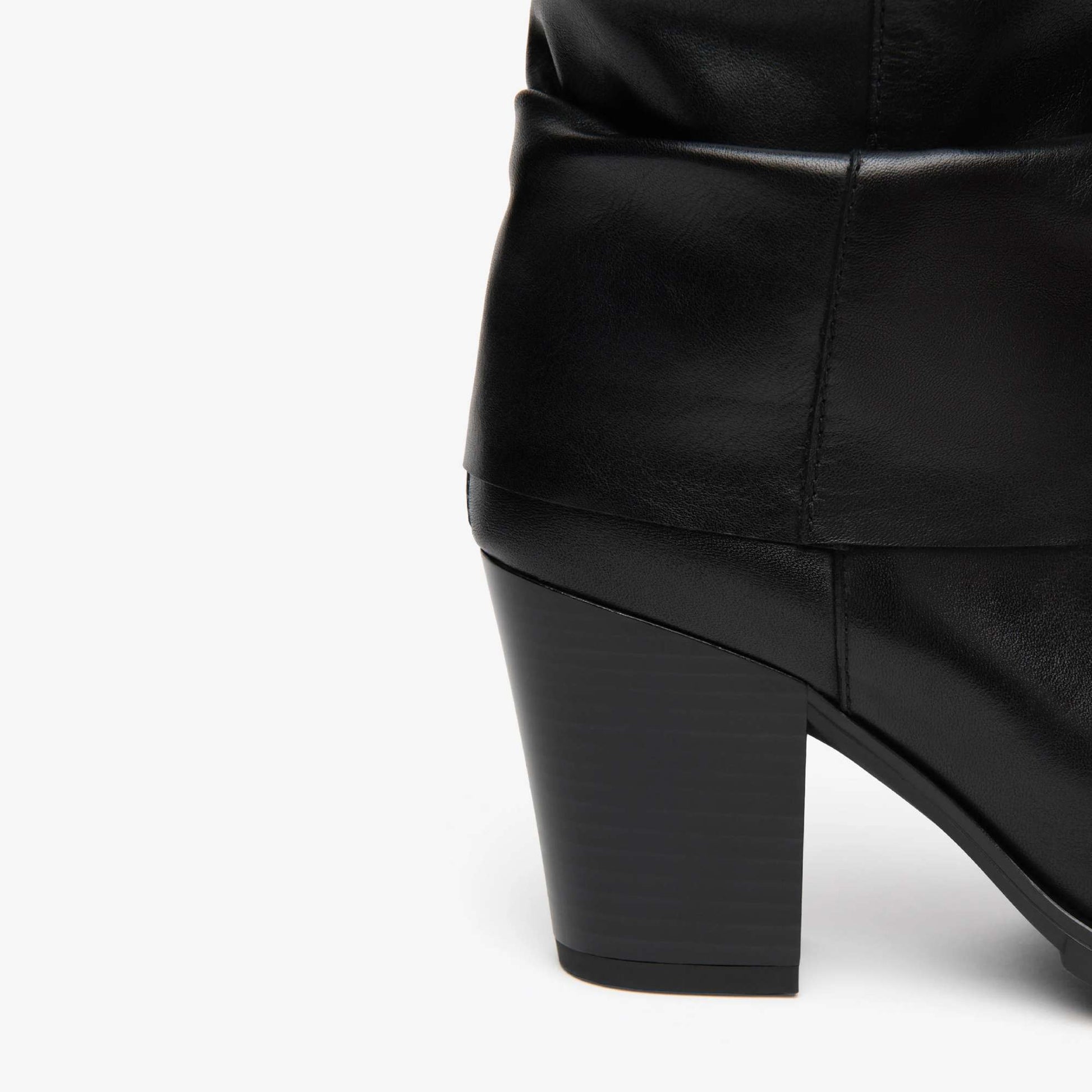 Acquista gli stivali NeroGiardini donna I617146D-100 in pelle nera Made in Italy, tacco 7 cm. Scopri la nuova collezione da Toma Calzature.