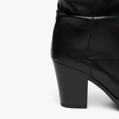 Acquista gli stivali NeroGiardini donna I617146D-100 in pelle nera Made in Italy, tacco 7 cm. Scopri la nuova collezione da Toma Calzature.