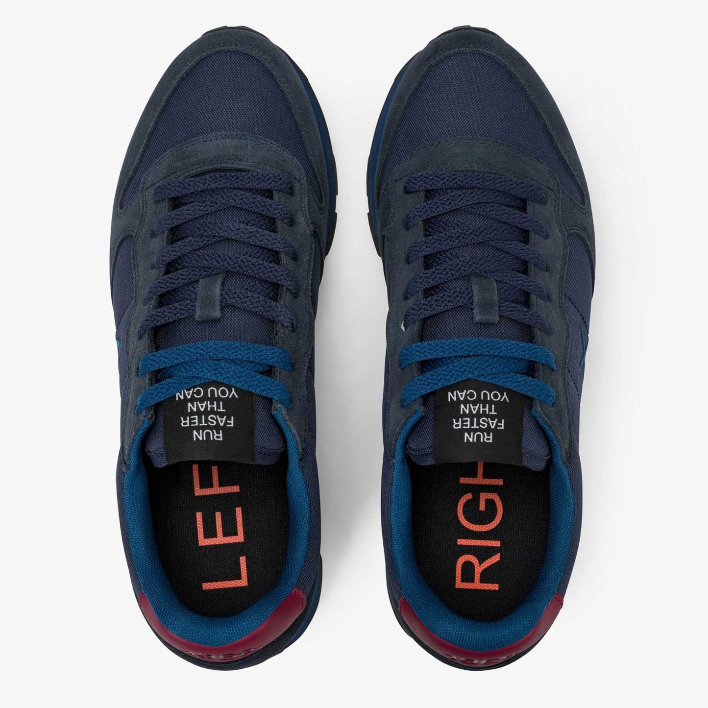Acquista le sneakers SUN68 Tom Solid uomo Z46101-0735 Blu Navy in nylon e suede. Stile running, leggere e versatili. Spedizione veloce da Toma Calzature