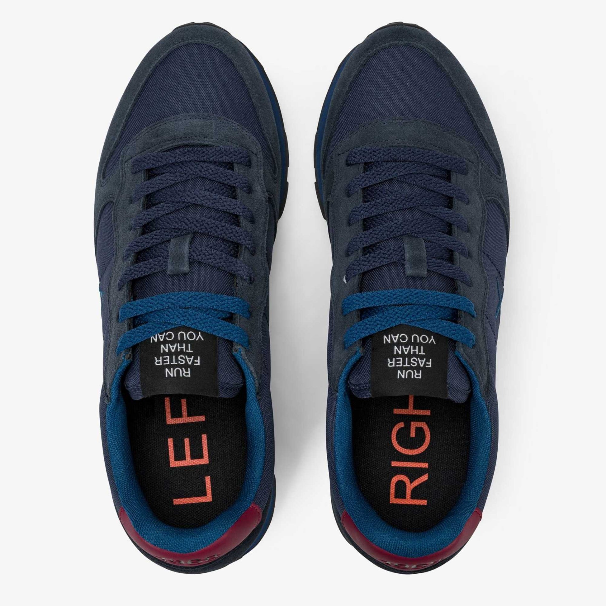 Acquista le sneakers SUN68 Tom Solid uomo Z46101-0735 Blu Navy in nylon e suede. Stile running, leggere e versatili. Spedizione veloce da Toma Calzature