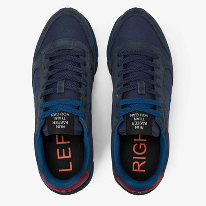Acquista le sneakers SUN68 Tom Solid uomo Z46101-0735 Blu Navy in nylon e suede. Stile running, leggere e versatili. Spedizione veloce da Toma Calzature