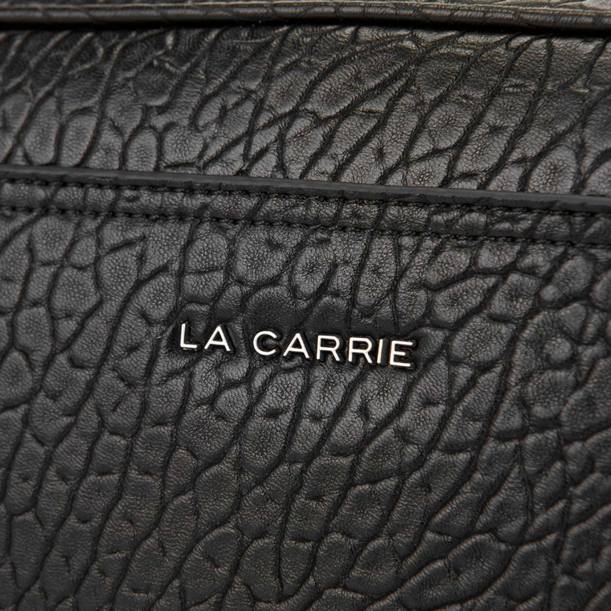 Dettaglio texture goffrata borsa La Carrie Belty nera