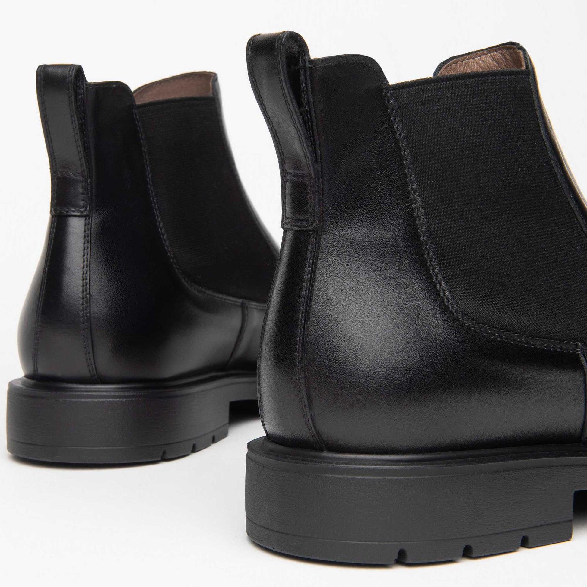 Scopri NeroGiardini I001663U-100, stivaletto Chelsea uomo in pelle nera Made in Italy. Comfort e stile per l'Autunno Inverno. Acquista da Toma Calzature.