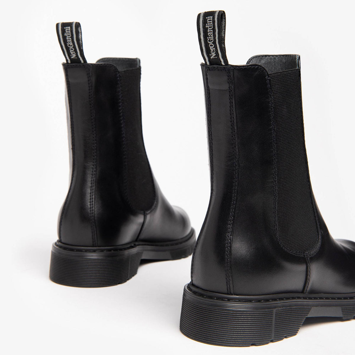 Scopri gli stivaletti NeroGiardini donna I205990D-100 in pelle nera, Made in Italy, comodi e versatili. Acquista online o da Toma Calzature a Grottammare