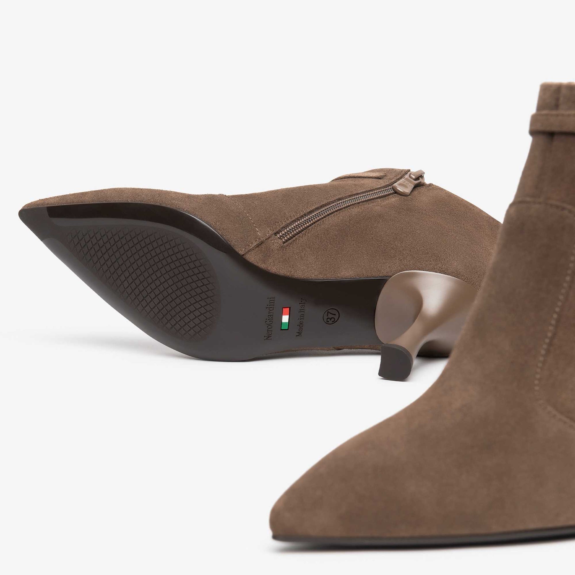 Scopri i tronchetti NeroGiardini I617612DE-427 da donna in pelle marrone, Made in Italy e con tacco 8,5 cm. Acquista online da Toma Calzature