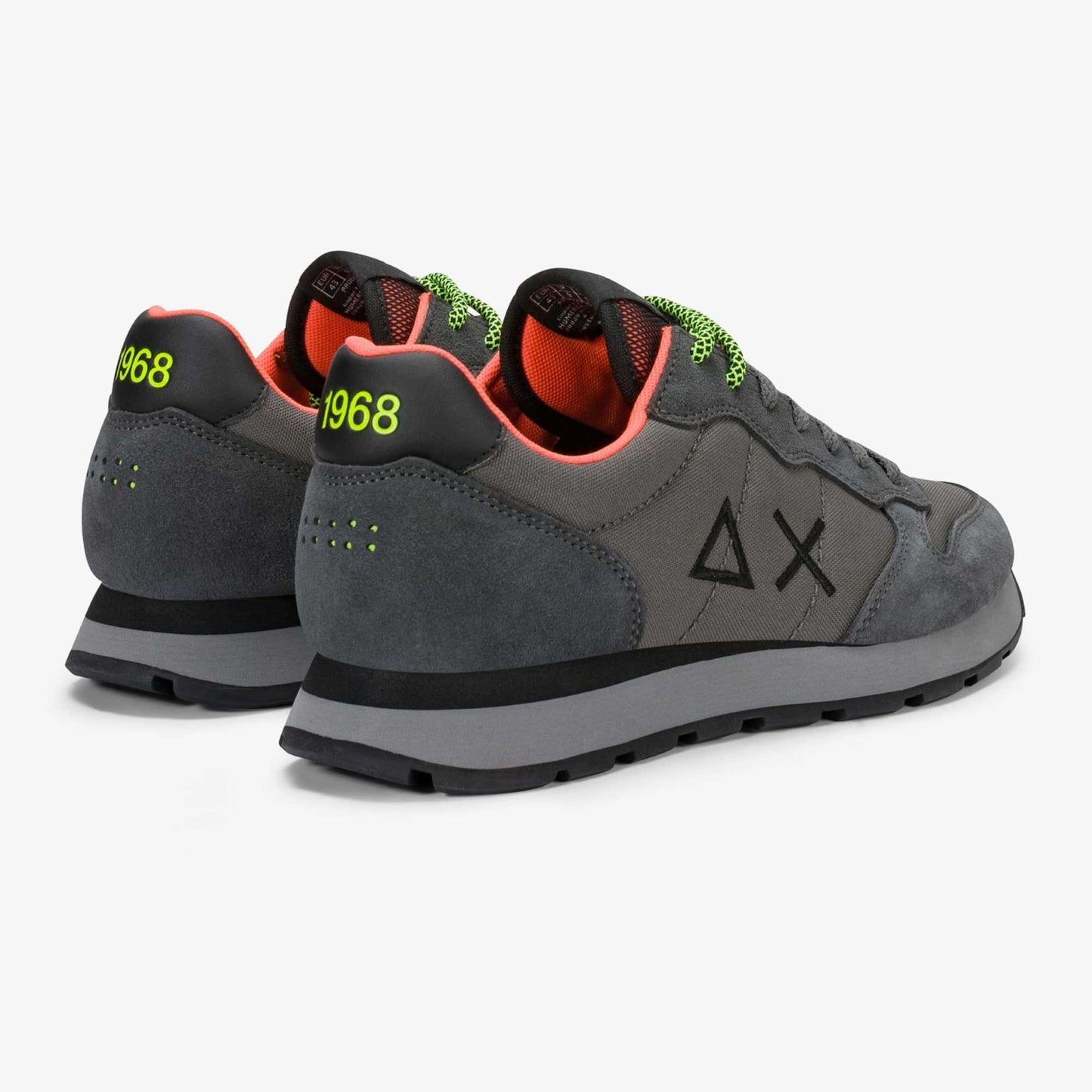 Scopri le sneakers SUN68 Uomo Tom Fluo Z46102_47 grigie in nylon e suede. Acquista online da Toma Calzature o nel negozio di Grottammare (AP).