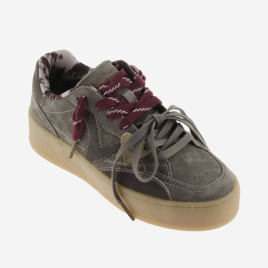 Scopri le sneakers Victoria Turin 1265105 donna kaki in camoscio con platform 4 cm. Nuova collezione Autunno Inverno 2026. Acquista online da Toma Calzature