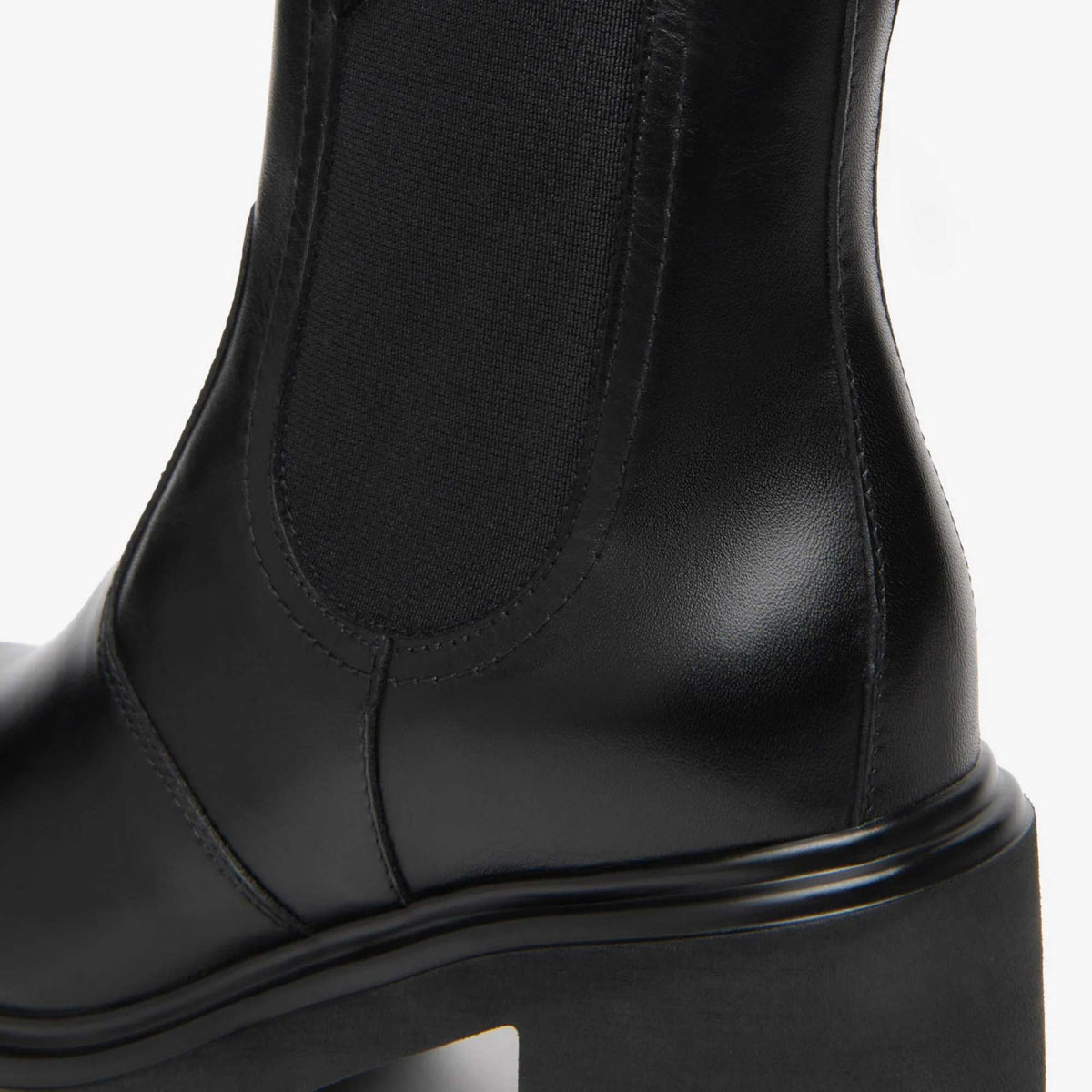 Stivaletti Chelsea NeroGiardini donna I618080D-100 in pelle nera, Made in Italy, con tacco 8,5 cm. Scoprili online da Toma Calzature