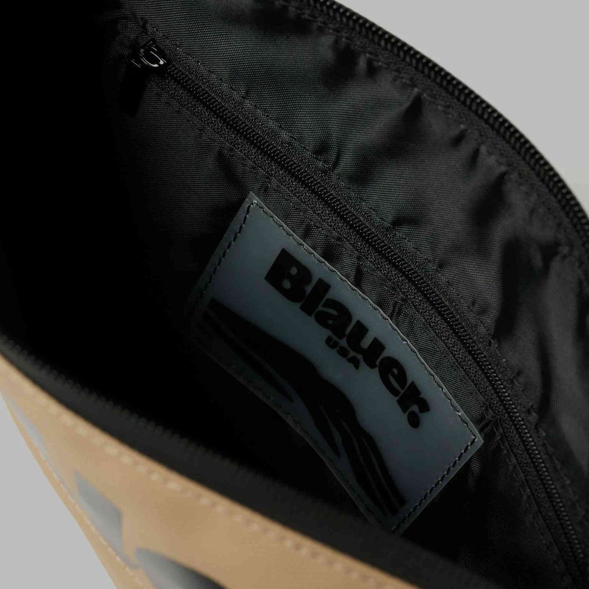 Dettaglio pochette Blauer CONEY03 beige con laccetto da polso
