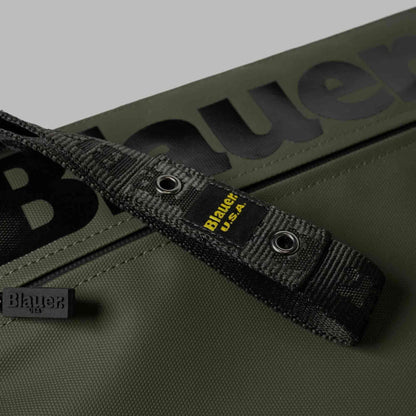 Dettaglio pochette Blauer CONEY03 verde oliva con laccetto da polso