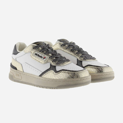 Scopri le sneakers Victoria C80 Metal 8800127 donna in pelle bianca con dettagli oro metallizzati. Acquista online da Toma Calzature a Grottammare.