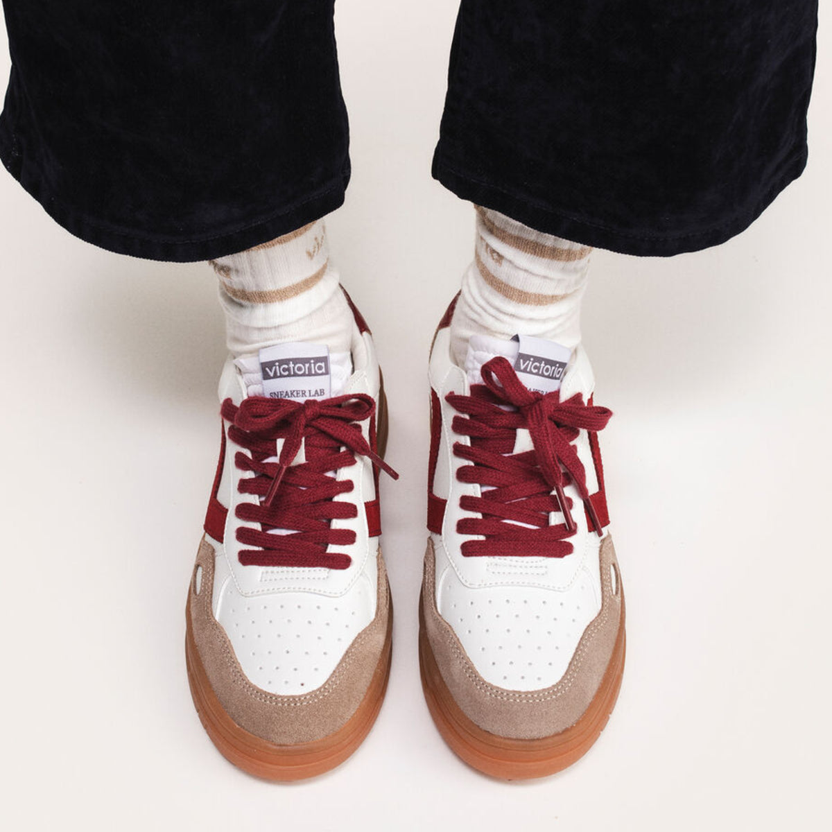 Sneakers Victoria Seul 1257125 donna bianco e rosso: stile rétro, soletta estraibile e suola caramello. Scopri taglie e calzata. Spedizione in Italia
