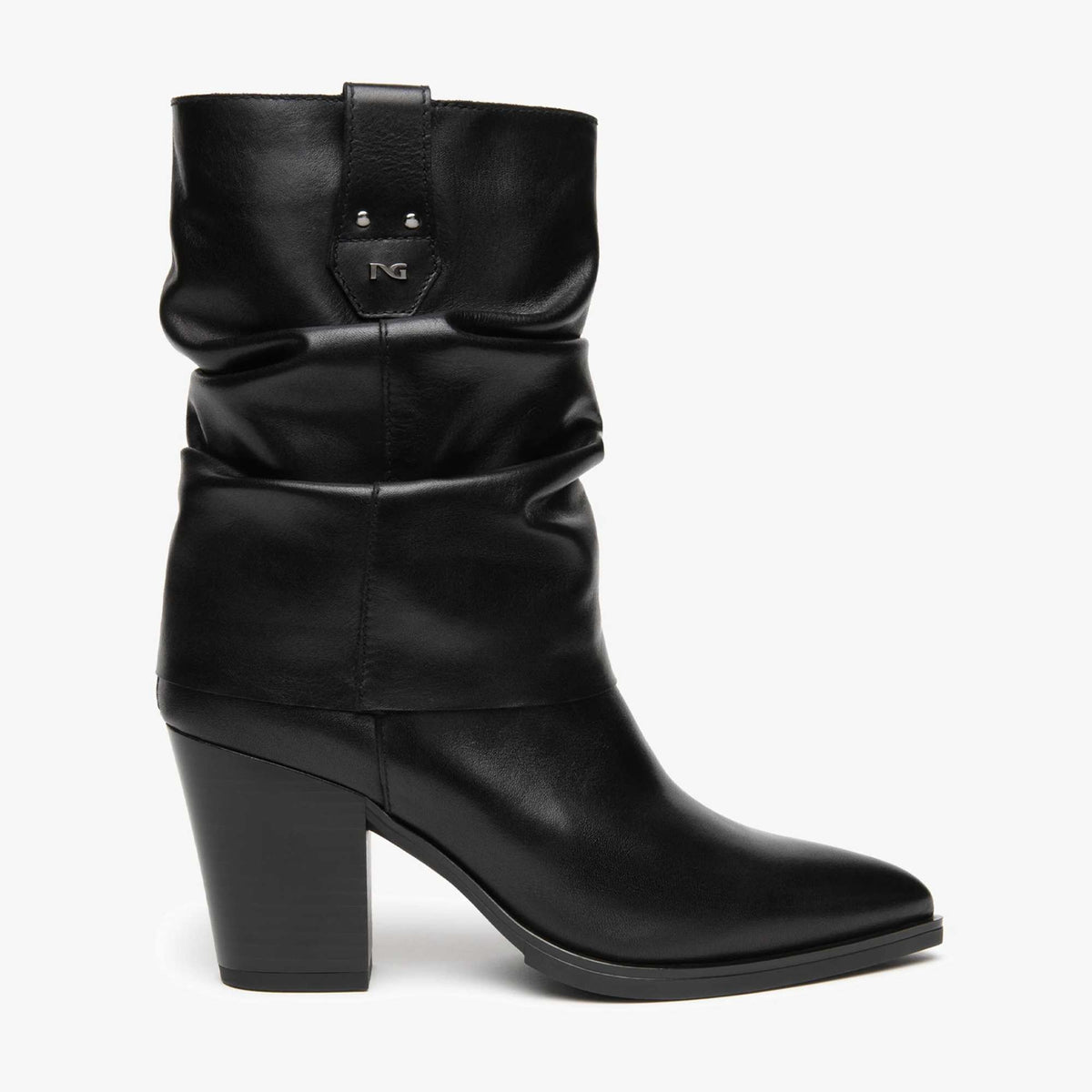 Acquista gli stivali NeroGiardini donna I617146D-100 in pelle nera Made in Italy, tacco 7 cm. Scopri la nuova collezione da Toma Calzature.