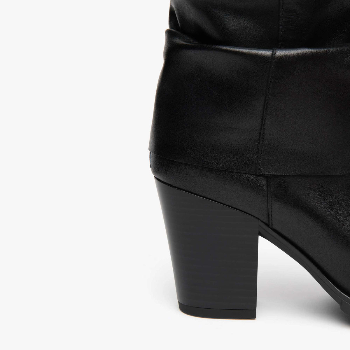 Acquista gli stivali NeroGiardini donna I617146D-100 in pelle nera Made in Italy, tacco 7 cm. Scopri la nuova collezione da Toma Calzature.