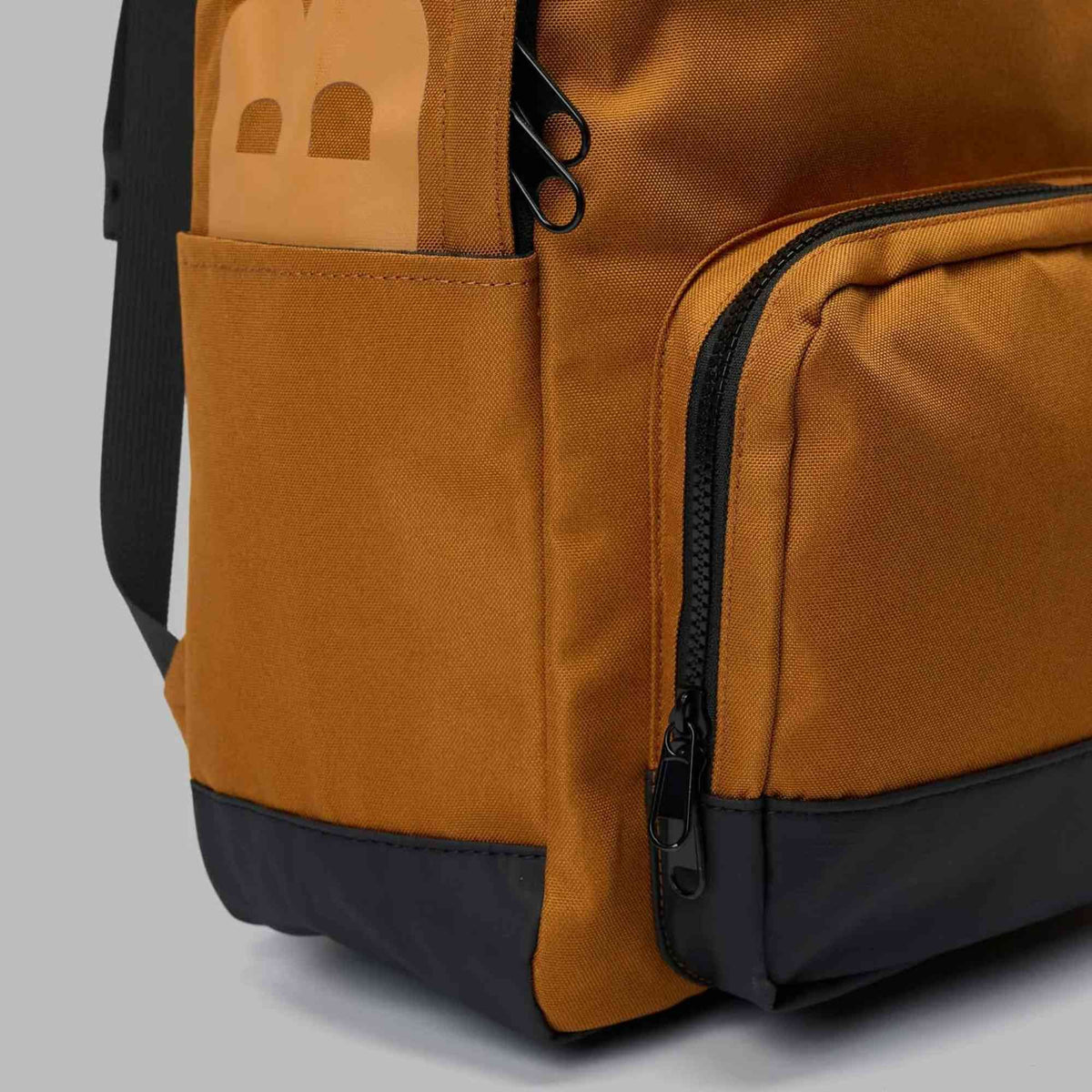 Zaino Blauer EAST01 uomo ocra, dettaglio design e tasche